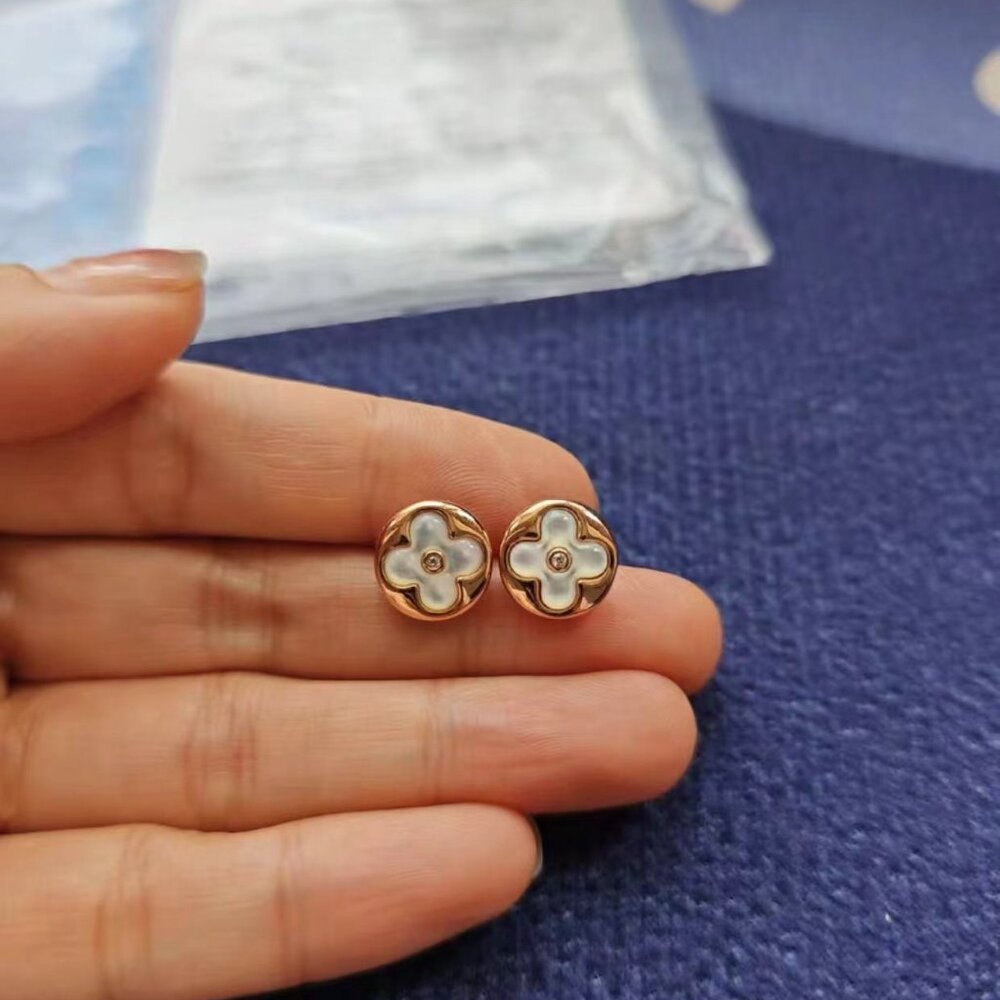 Louis vuitton COLOR BLOSSOM 18K gold shell stud earrings - Picture 3 of 4